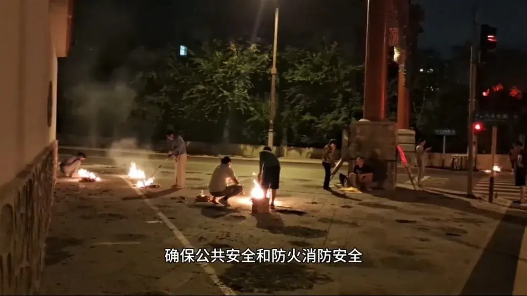 中元节到了，网友拍到北京街头多人在给祖先烧纸！是习俗还是迷信-图4