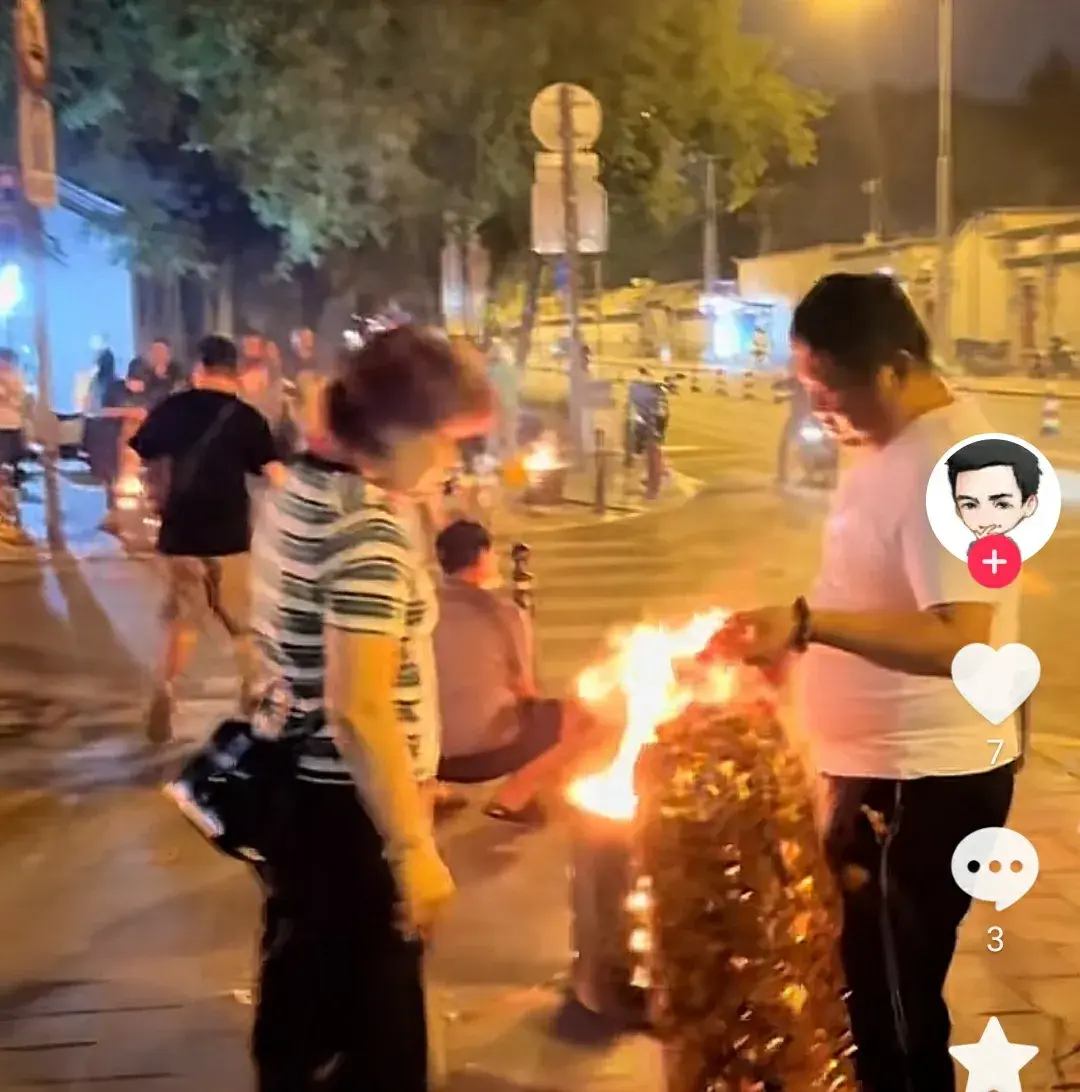 中元节到了，网友拍到北京街头多人在给祖先烧纸！是习俗还是迷信-图6