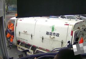 北京环卫工大爷强行变道引发公交车紧急停车，双方街头对峙-图1