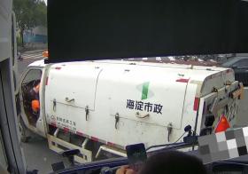 北京环卫工大爷强行变道引发公交车紧急停车，双方街头对峙-图2