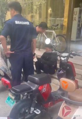 外卖员被2名小区保安按压在地，警方通报-图2