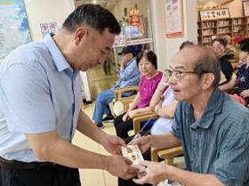 虹口江湾镇街道“彩虹”月饼送孤老